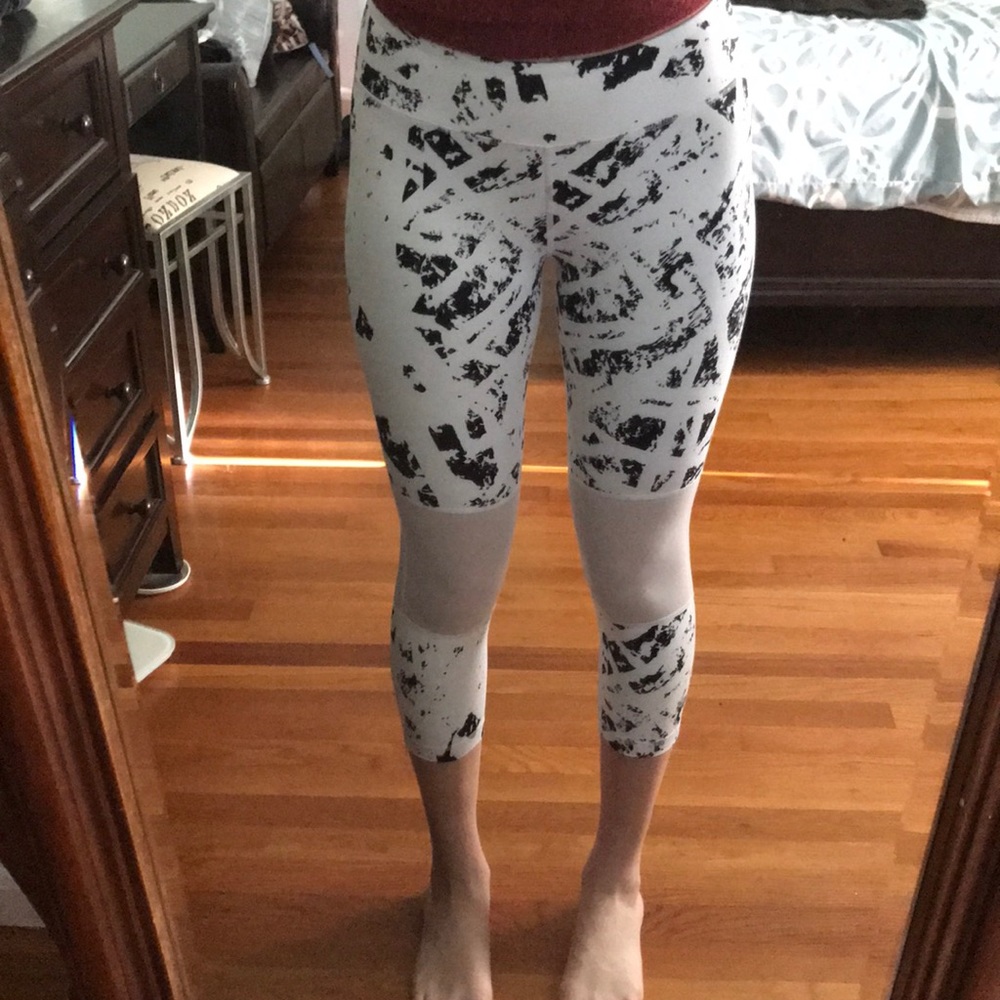 Back and white abstract workout leggings